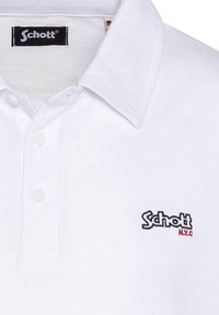Camisa polo blanca de algodón, con cuello doblado, tapeta de tres botones y logotipo bordado "Schott NYC" en negro y rojo.