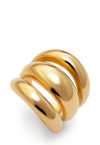Anillo de oro con tres bandas lisas entrelazadas. Presenta un acabado pulido con bordes redondeados y un diseño elegante y simétrico.
