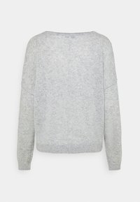 Pull tricoté gris clair à manches longues et poignets côtelés, vu de dos sur fond blanc.