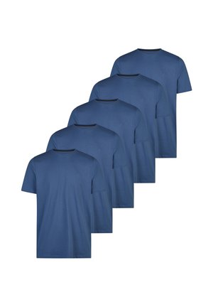 Pięć gładkich niebieskich t-shirtów z krótkim rękawem i okrągłym dekoltem, ułożonych w przesunięty stos na białym tle.