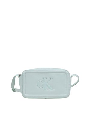 Borsa a tracolla rettangolare azzurro chiaro con logo "cK" in rilievo sul davanti e tracolla regolabile, su sfondo bianco semplice.