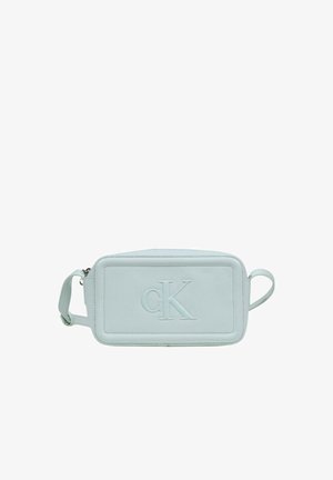 Borsa a tracolla rettangolare azzurro chiaro con logo "cK" in rilievo sul davanti e tracolla regolabile, su sfondo bianco semplice.