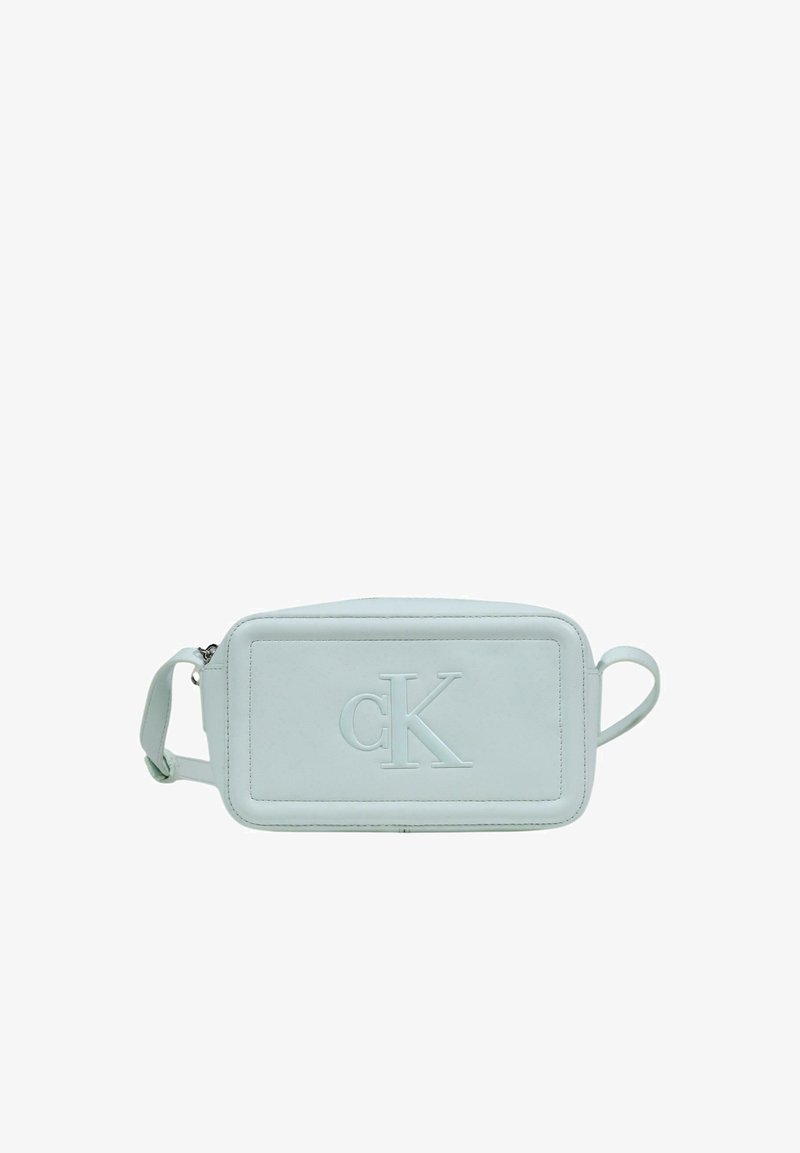 Bolso bandolera rectangular azul claro con el logo "cK" en relieve en el frente y una correa ajustable sobre un fondo blanco liso.