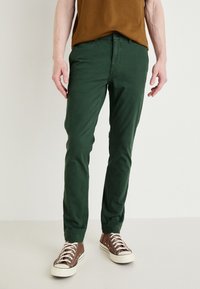 DOCKERS ALPHA SKINNY - Chinos - deep forest