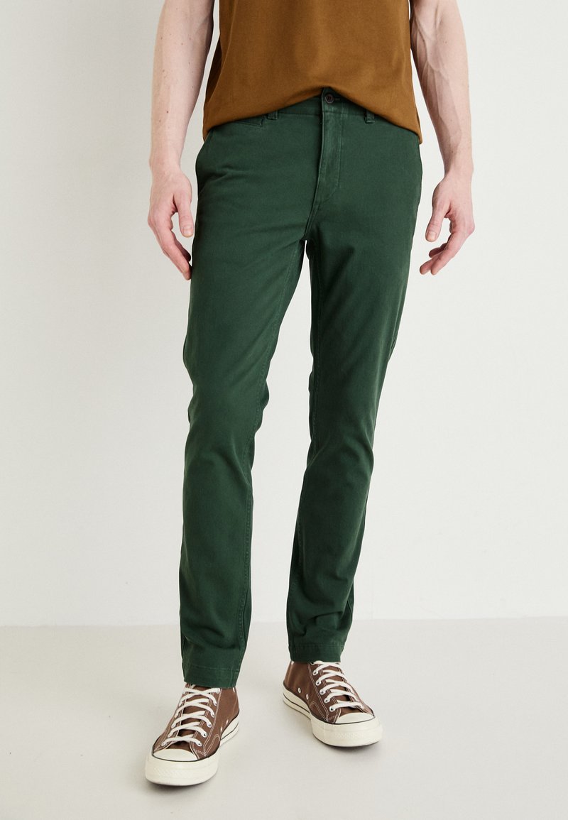 DOCKERS ALPHA SKINNY - Chinos - deep forest