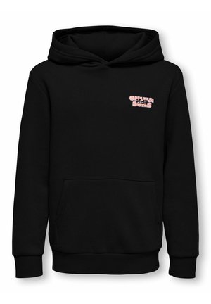 Jeune garçon portant un sweat à capuche noir avec un texte rose et un pantalon de jogging noir assorti, regardant vers le bas avec une main dans la poche, sur un fond uni.