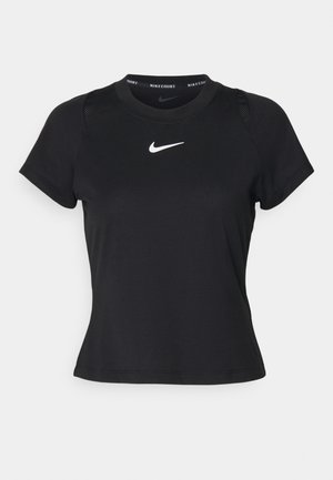 Camiseta negra de manga corta hecha de tejido transpirable, con un cuello redondo y un logo de Nike blanco en el pecho, y un detalle de malla en los hombros.