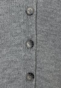 Grau gestrickte Strickjacke mit strukturierter Oberfläche, vier runden Knöpfen in Dunkelgrau und geradem Saum. Schlichtes, klassisches Design ohne Muster.