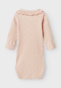 Langermet rosa kjole med ribbet tekstur, hvite prikker og volang i halsen. Mykt, lett stoff.