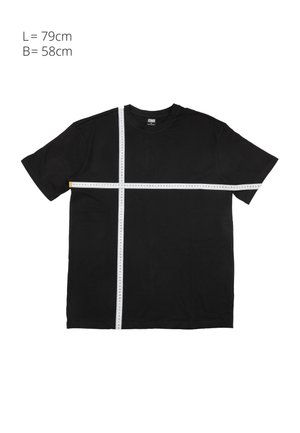 T-shirt noir à manches courtes posé à plat avec un ruban à mesurer indiquant une longueur de 79 cm verticalement et une largeur de 58 cm horizontalement, sur fond blanc.