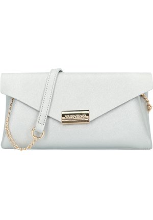Srebrna kopertówka z łańcuszkiem w kolorze złota oraz prostokątną, złotą plakietką z logo Valentino na przedniej klapie.