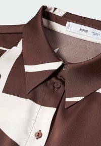 Chemise à col à motif marron et blanc avec fermeture boutonnée sur le devant et étiquette de la marque MNG à l'intérieur du col, taille EUR S / USA 4 / MEX CH.