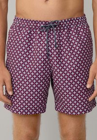 Bordeauxfarbene Badeshorts mit einem geometrischen Muster in Blau und Weiß. Verfügt über einen elastischen Bund und einen Kordelzug für eine verstellbare Passform.