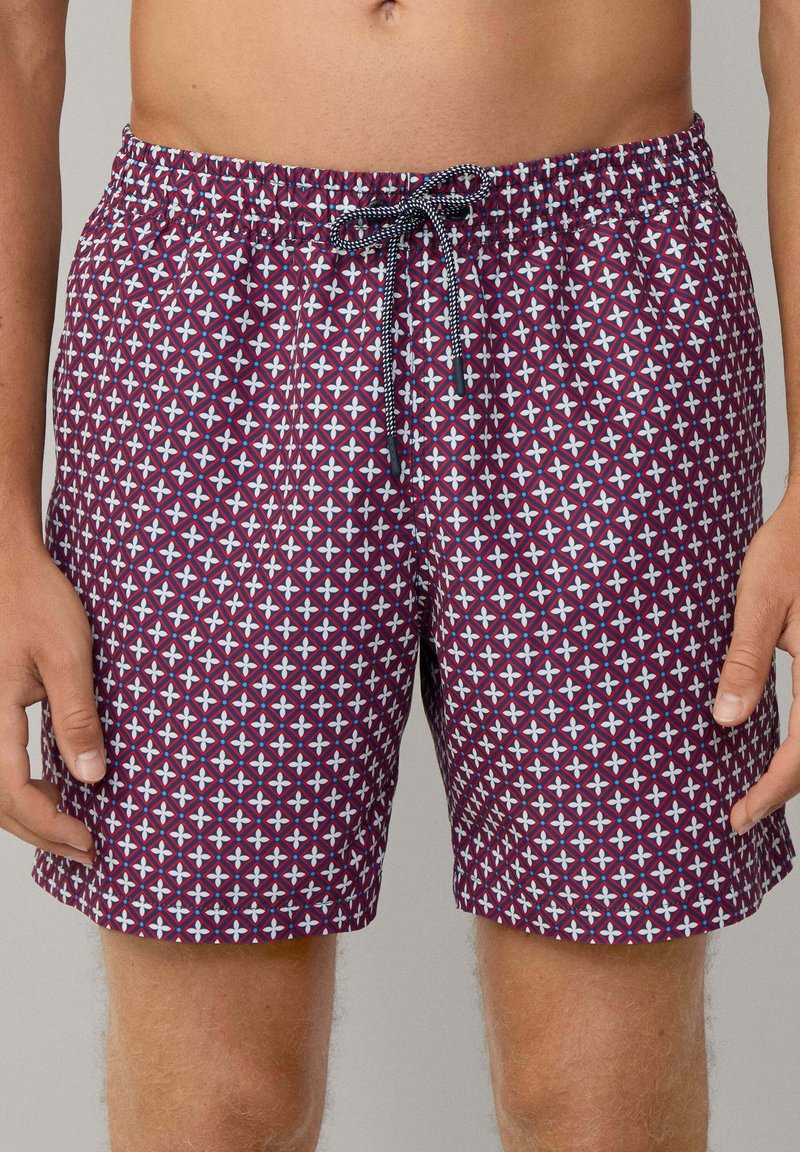 Bordeauxfarbene Badeshorts mit einem geometrischen Muster in Blau und Weiß. Verfügt über einen elastischen Bund und einen Kordelzug für eine verstellbare Passform.