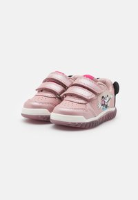 Rosa Kinderschuhe mit doppelten Klettverschlüssen, runder Spitze, durchbrochenen Details und einer Cartoonfigur auf der Seite.