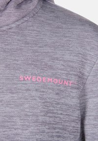 Felpa grigia con un sottile motivo testurizzato. Presenta un collo alto e il logo rosa "SWEDEMOUNT™" sulla parte sinistra del petto.