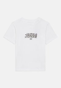 Λευκό T-shirt με κοντά μανίκια και το κείμενο «JACK & JONES WORLDWIDE» μαζί με ένα μικρό γραφικό ενός κόσμου εκτυπωμένα μαύρα στο μπροστινό μέρος.