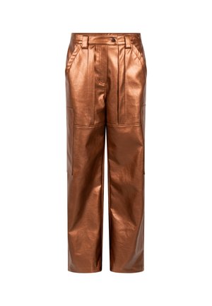 Braune Kunstlederhose mit weitem Bein, vorderen Falten und seitlichen Taschen. Die glatte Textur und der glänzende Finish verbessern ihr Aussehen.