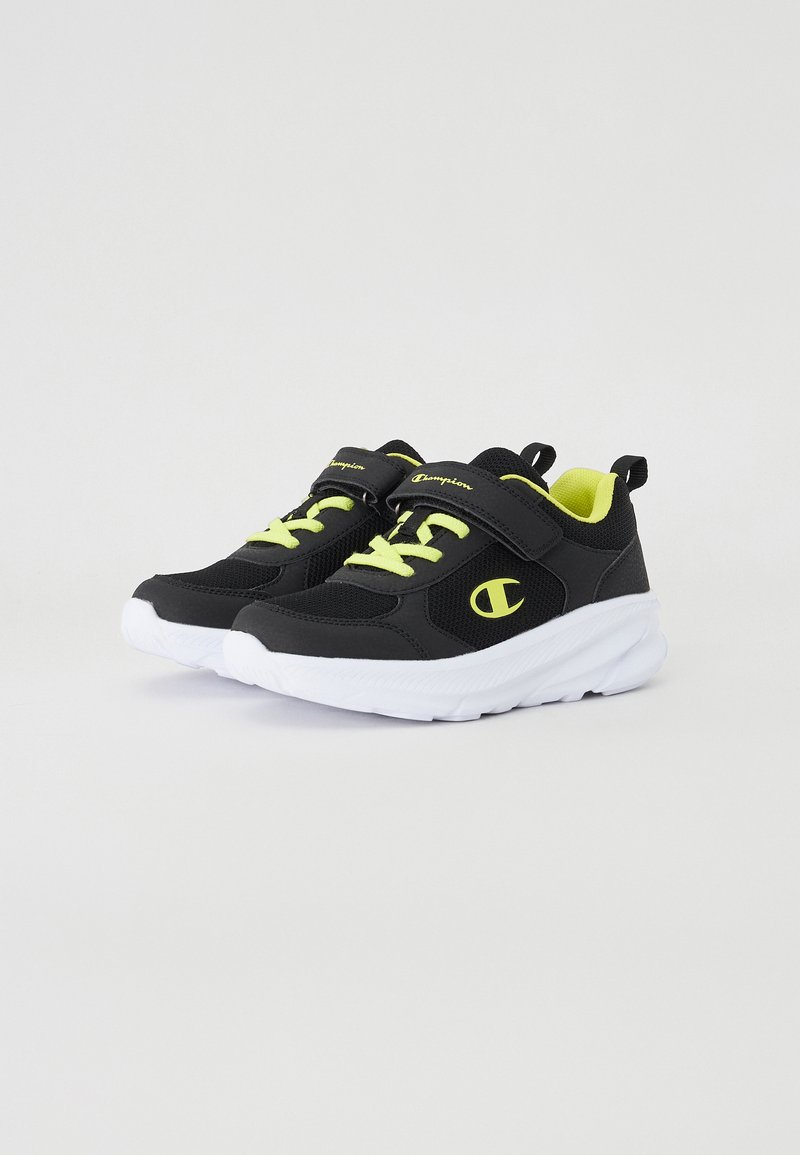 Czarne buty sportowe z siateczkową cholewką, neonowymi żółtymi sznurówkami i logo. Posiadają rzep, wyściełaną podeszwę oraz teksturowaną białą podeszwę zewnętrzną.