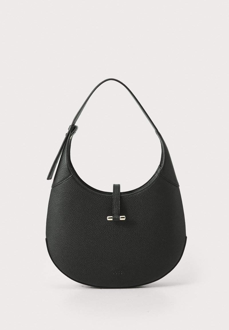 Sac à main en cuir noir texturé en forme de croissant avec une seule bandoulière réglable et une petite fermeture argentée sur le devant.