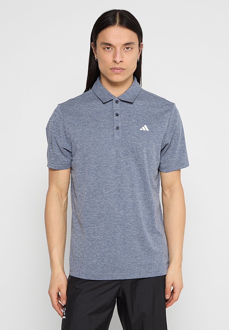 Polo de manga corta en azul oscuro, confeccionado en un tejido texturizado, con una tapeta de tres botones y un logo de Adidas en blanco en el lado izquierdo del pecho.