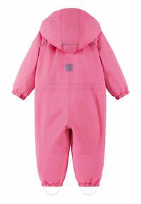Różowy wodoodporny kombinezon z kapturem, elastycznymi mankietami i paskiem w talii. Gładka w dotyku tkanina z kontrastowymi akcentami i naszywką z logo na plecach.