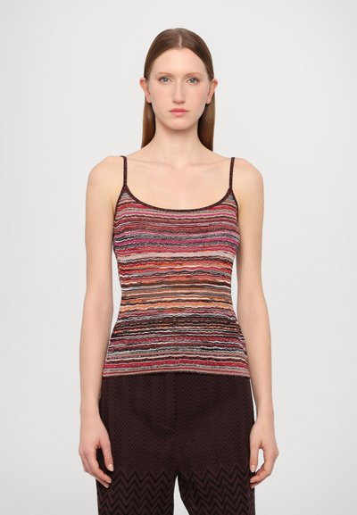Gestreifter Tanktop mit dünnen Trägern, der eine Mischung aus Rot, Pink, Orange und Schwarz präsentiert. Strukturierter Strickstoff, taillierter Schnitt.