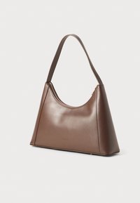 Brun lærveske med en strukturert, triangelformet design. Har en enkelt håndtak og glidelås, glatt tekstur med minimal merking.