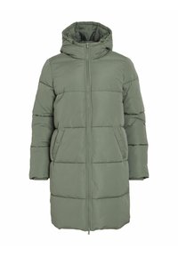 Abrigo acolchado en verde oliva, con capucha, cierre completo con cremallera, bolsillos laterales y diseño acolchado con costuras visibles y textura suave.