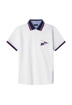 Camisa polo blanca con cuello y puños en azul marino, con rayas rojas y azul marino. Incluye un distintivo triangular decorativo en el pecho. Material de algodón.