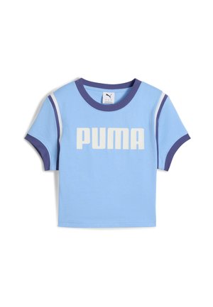 Jasnoniebieska bawełniana koszulka z okrągłym dekoltem, krótkimi rękawami, ciemnoniebieskimi akcentami i białym logo "PUMA" na piersi.