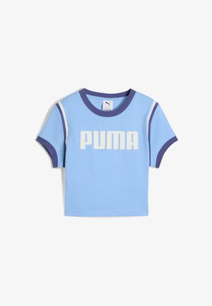 Jasnoniebieska bawełniana koszulka z okrągłym dekoltem, krótkimi rękawami, ciemnoniebieskimi akcentami i białym logo "PUMA" na piersi.