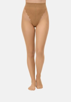 Piernas femeninas con medias transparentes color nude y una parte superior de control de cintura alta con patrón de encaje, de pie contra un fondo liso.