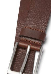 Ceinture en cuir marron avec une surface texturée, dotée d'une boucle en métal argenté et d'un passant en cuir assorti. Coutures soignées le long des bords.