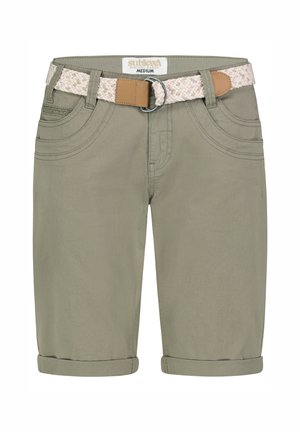 Olivgrüne Shorts mit umgeschlagenen Säumen, Denim-Textur und einem geflochtenen, hellrosa Leder-Gürtel. Verfügt über gestickte Taschenverzierungen.