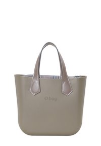 Graue Plastiktasche mit glatter Oberfläche, kontrastierenden braunen Ledergriffen und einem Reißverschluss, der ein mehrfarbig gemustertes Innenfutter aufweist.