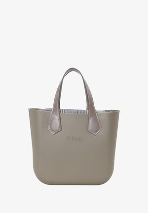 Bolso de tote de plástico gris con textura suave, asas de cuero marrón en contraste y un cierre con cremallera que cuenta con un forro de patrón multicolor en el interior.