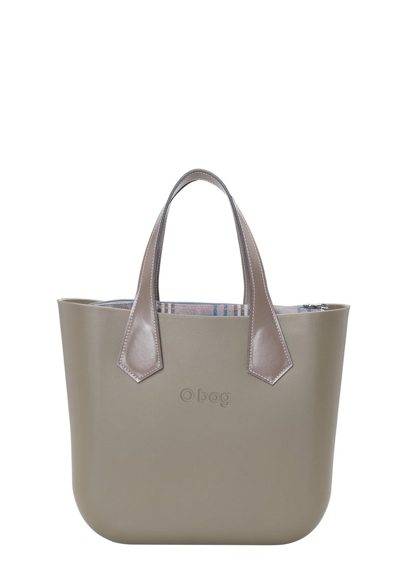 Graue Plastiktasche mit glatter Oberfläche, kontrastierenden braunen Ledergriffen und einem Reißverschluss, der ein mehrfarbig gemustertes Innenfutter aufweist.