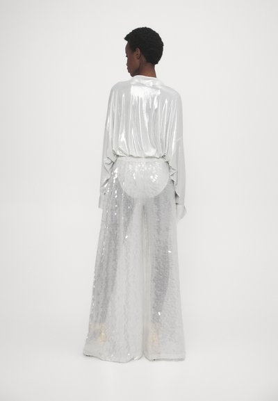 Norma Kamali BOYFRIEND ELEPHANT - Nohavice - clear/white