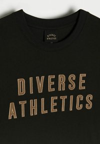 Czarna koszulka z okrągłym dekoltem z wyraźnym brązowym haftowanym napisem "DIVERSE ATHLETICS". Miękka faktura tkaniny, prosty design.