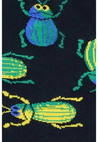 Skarpety dziane z kolorowymi wzorami chrząszczy w niebieskim, zielonym i żółtym kolorze na ciemnym tle. Teksturowane prążkowaniem w całej długości.