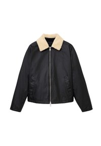 Chaqueta negra con acabado texturizado, cuello de piel sintética crema, cierre de cremallera y bolsillos laterales. Diseño clásico y ajuste relajado.