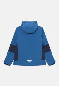 Veste bleue avec capuche, présentant des accents marine sur les manches et le dos, texture lisse, et un motif rayé blanc sur le bas du dos.
