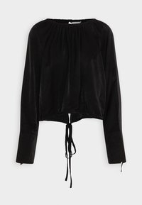 Blouse noire à manches longues en tissu lisse, avec un décolleté Bardot, un ourlet court et un cordon à nouer en bas.