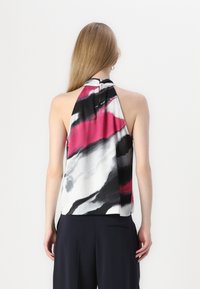Haltertop aus leichtem Stoff mit einem abstrakten Muster in Pink, Schwarz und Weiß, mit einer Schleife am Hals und einem lockeren Schnitt.