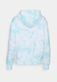 Mikina s kapucí s tie-dye vzorem v světle modré a bílé barvě. Vyrobena z měkké tkaniny se žebrovanými manžetami a lemem.