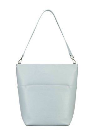 Sac à épaule en cuir gris clair avec une seule bandoulière et une grande poche avant, design minimaliste.