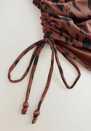 Brązowa tkanina z czarnym wzorem, z marszczoną teksturą i sznurkami do regulacji zakończonymi drewnianymi koralikami.