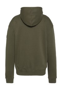 Felpa con cappuccio verde oliva dal taglio morbido, caratterizzata da una trama liscia e polsini e orlo a coste. Senza loghi o dettagli visibili.