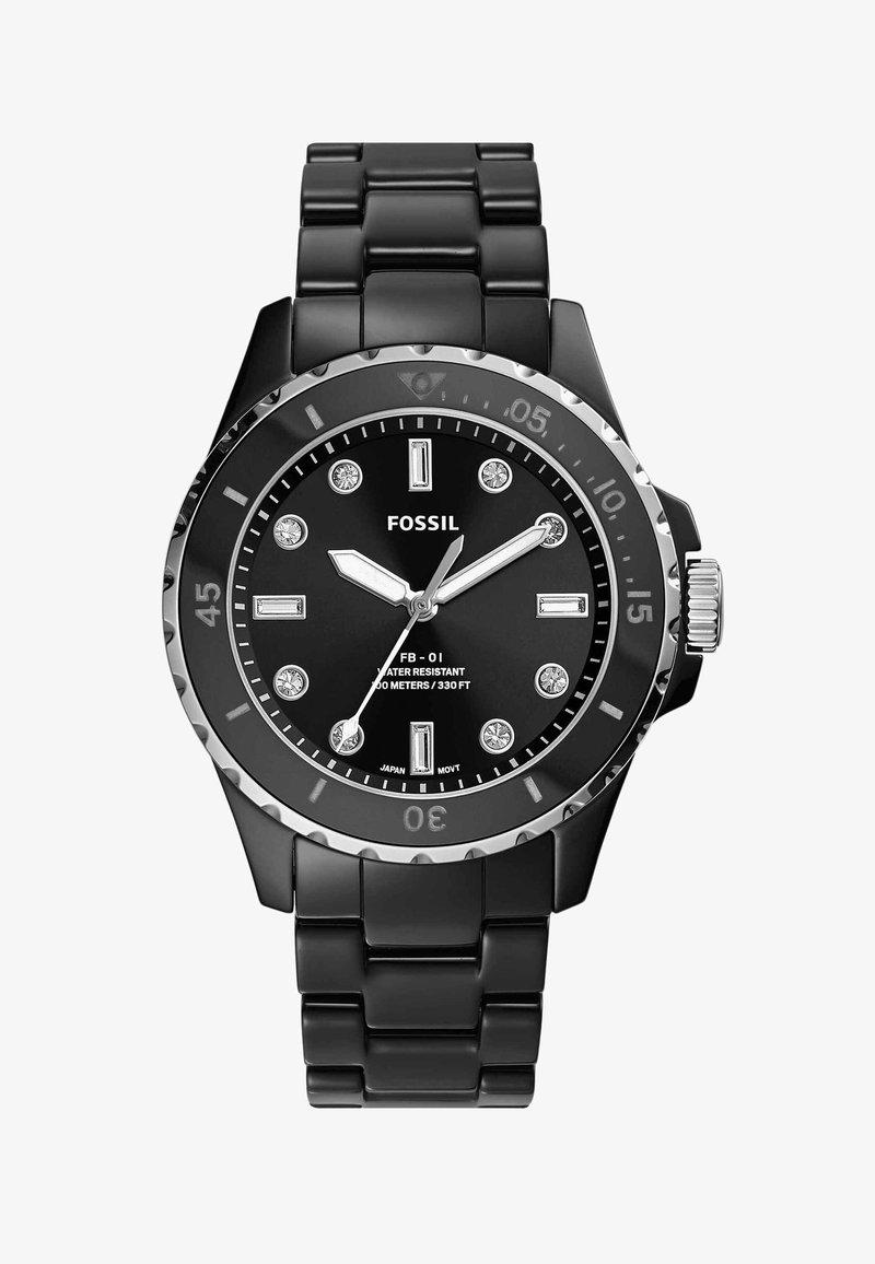 Svart Fossil klocka med rund urtavla, silverdetaljer, diamantliknande markörer och armband i resin. Vattentålig upp till 100 meter.